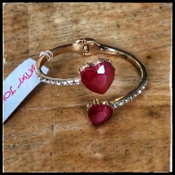 BETSEY JOHNSON Gold Tone ‘Look Into Your Heart’ Bypass Hinge Bangle Crystal NWT - Picture 4 of 4